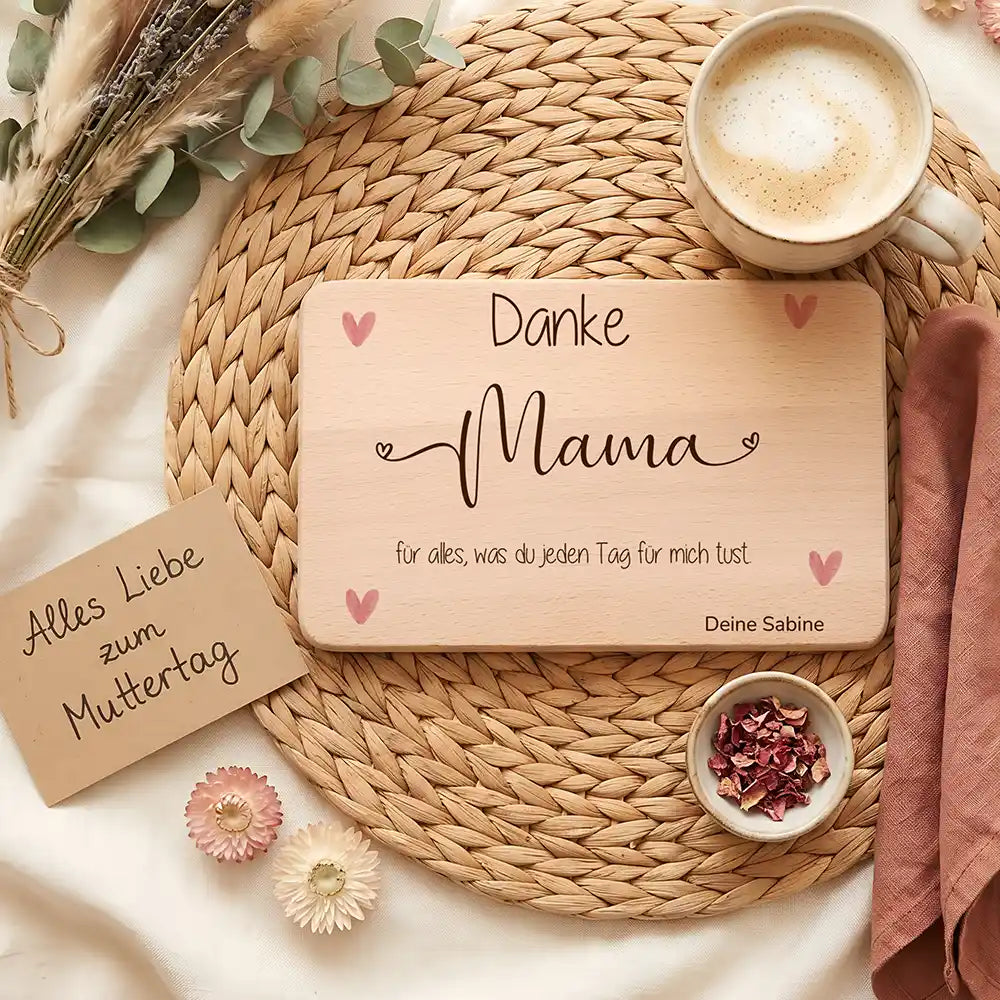 Personalisiertes Frühstücksbrettchen Muttertag Danke Mama Herzen – Geschenk-Komposition Boho-Flatlay