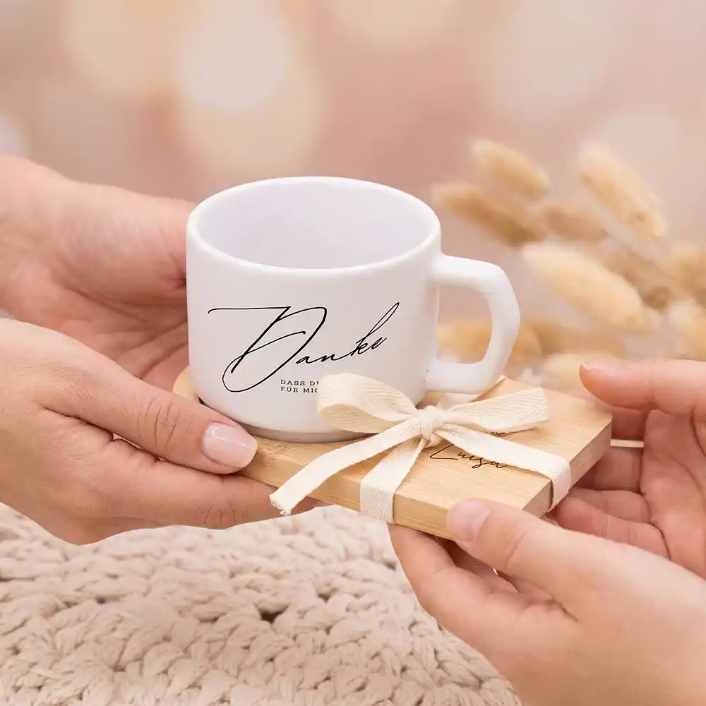 Tasse mit Wunschnamen Mama Danke â immer fĂŒr mich da â Keramik mit Bambus-Untersetzer