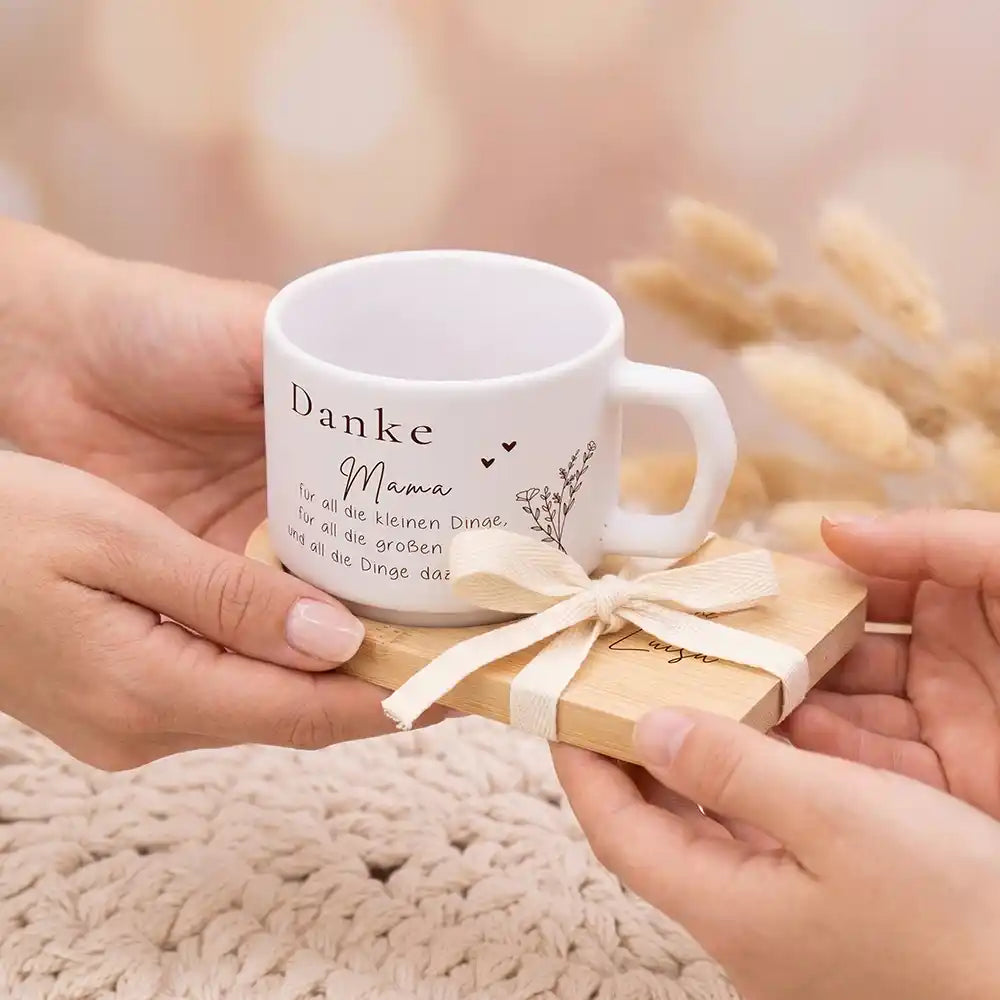 Tasse mit Wunschnamen Mama Danke Mama mit Wildblumenstrauß – Keramik mit Bambus-Untersetzer