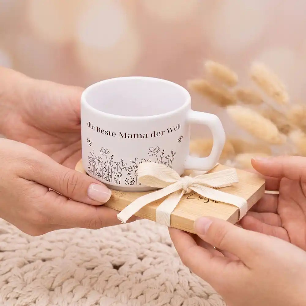 Tasse mit Wunschnamen Mama Blumenwiese Beste Mama – Keramik mit Bambus-Untersetzer
