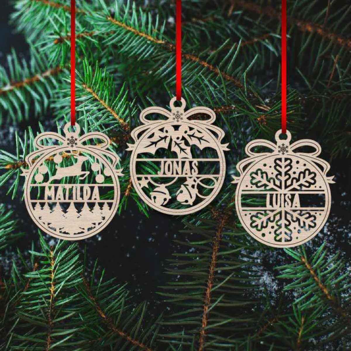 Transparente Weihnachtskugel mit Motiv und personalisiertem Namen