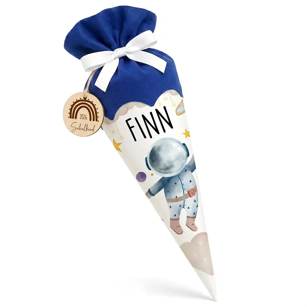 Schultüte personalisiert mit Name Astronaut – Hauptbild mit Holzanhänger und blauem Filzverschluss
