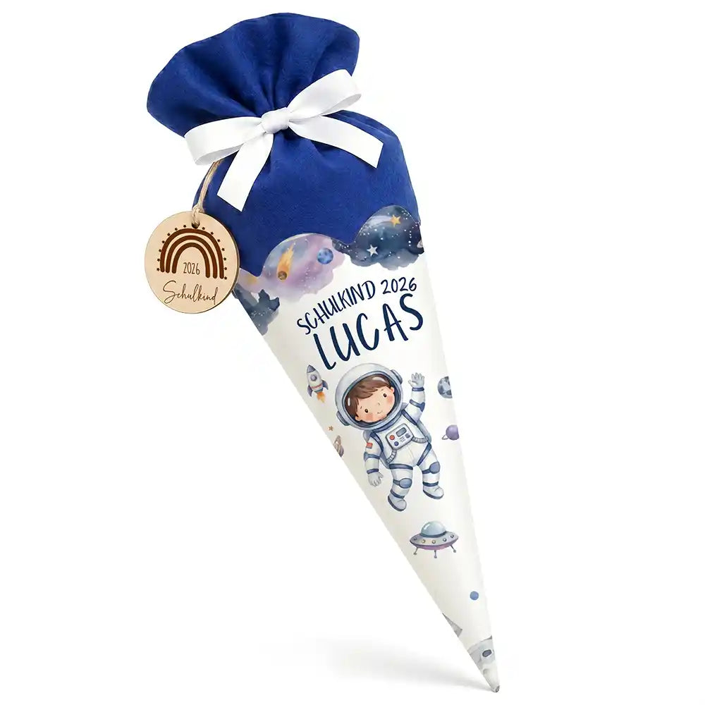 Schultüte personalisiert mit Name Astronaut Weltall – Hauptbild mit Holzanhänger und blauem Filzverschluss