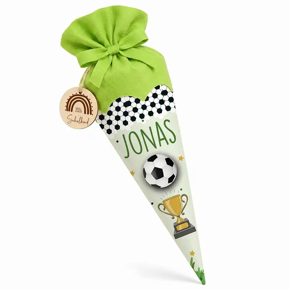 Schultüte personalisiert mit Name Fußball Pokal – Hauptbild mit Holzanhänger und grünem Filzverschluss