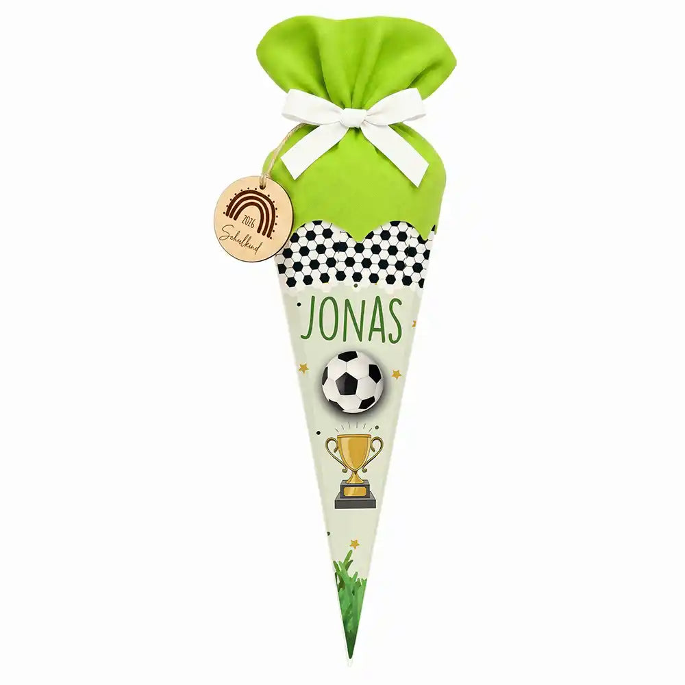 Schultüte personalisiert mit Name Fußball Pokal – Frontansicht mit Schleife und Wunschname