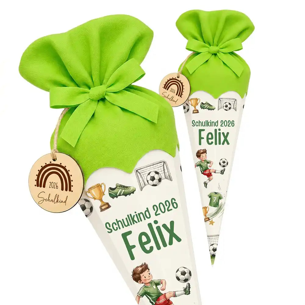 Schultüte personalisiert mit Name Fußballer Aktion – Seitenansicht mit Lasergravur-Detail