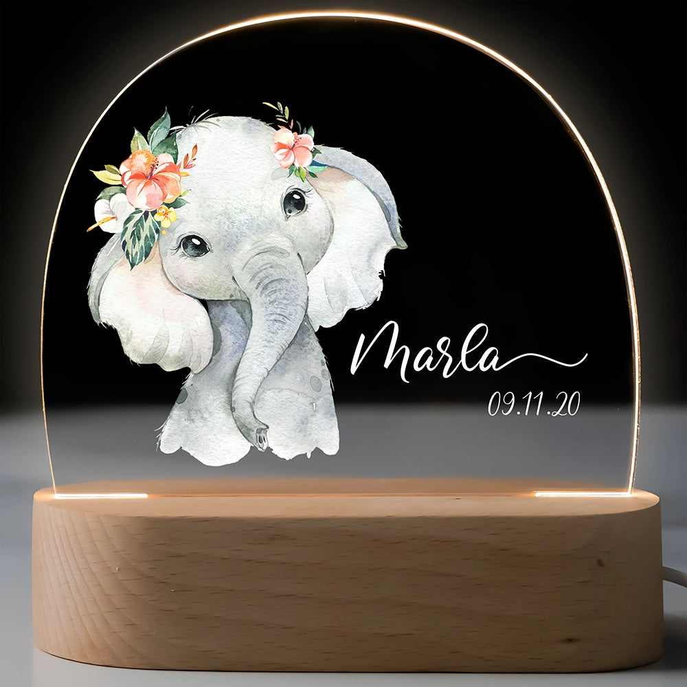 Personalisiertes Nachtlicht für Kinder mit Elefant im Blumenkranz, Name und Geburtsdatum – leuchtend auf Holzsockel