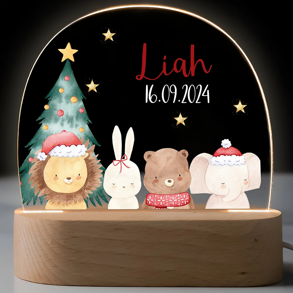 Personalisiertes Nachtlicht für Kinder mit Tierfreunden mit Weihnachtsmützen, Name und Geburtsdatum – leuchtend auf Holzsockel