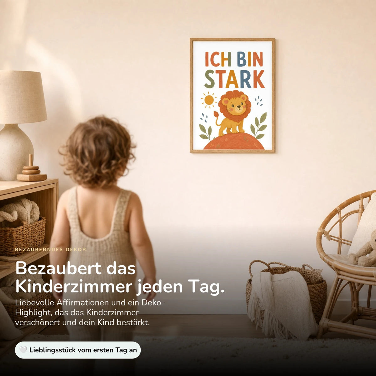 Kind vor dem Affirmationsposter „Löwe Ich bin stark“ an der Wand – Bilder fürs Kinderzimmer
