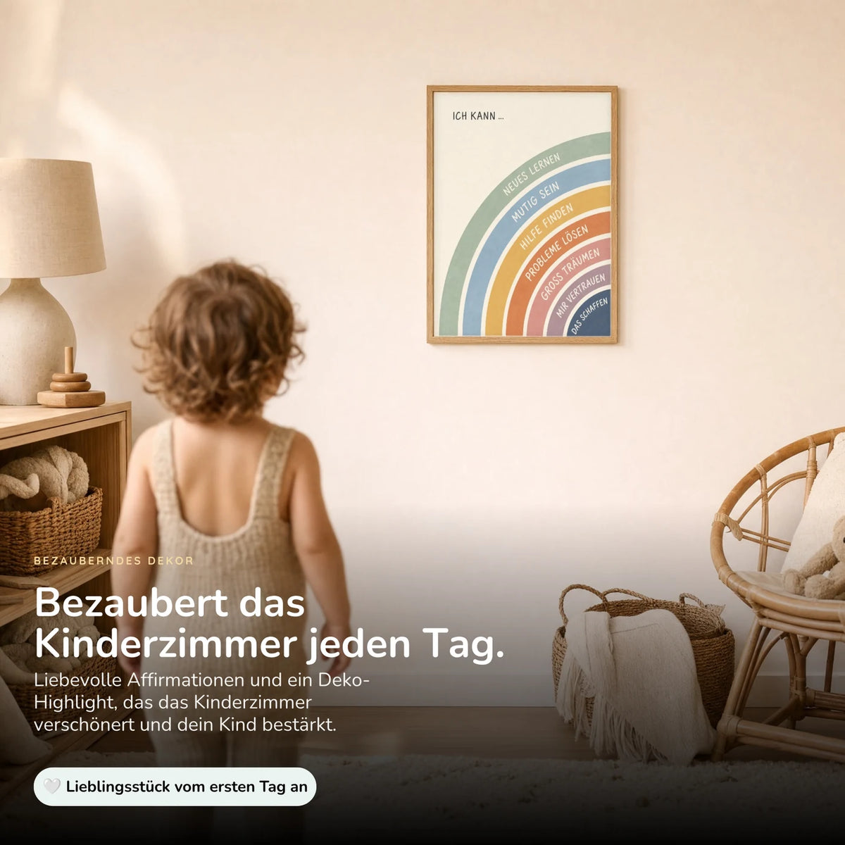 Kind vor dem Affirmationsposter „Regenbogen Ich kann viel“ an der Wand – Bilder fürs Kinderzimmer