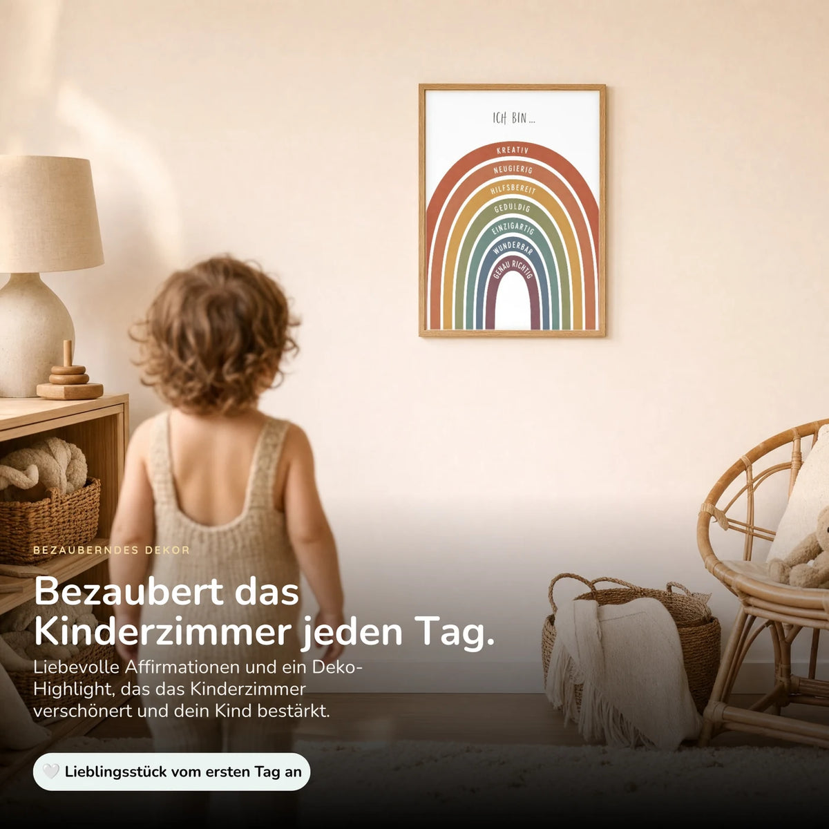Kind vor dem Affirmationsposter „Regenbogen Terracotta“ an der Wand – Bilder fürs Kinderzimmer