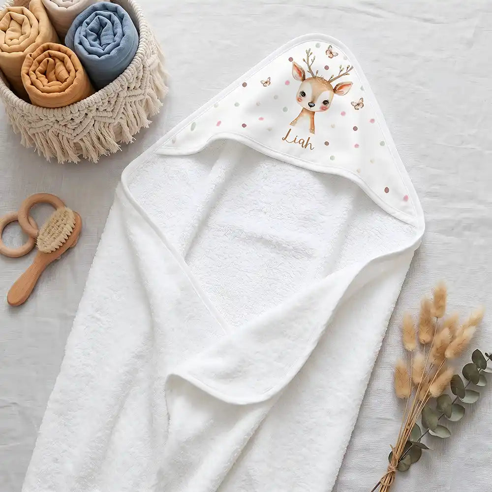 Personalisiertes Kapuzenhandtuch Baby Reh Schmetterlinge – Boho-Flatlay mit Pampasgras und Holzspielzeug