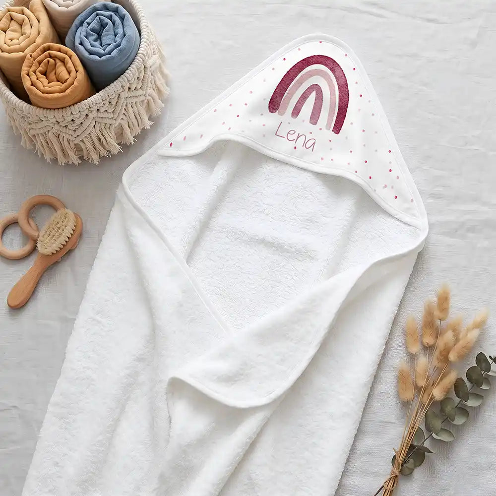 Personalisiertes Kapuzenhandtuch Baby Boho-Regenbogen – Boho-Flatlay mit Pampasgras und Holzspielzeug