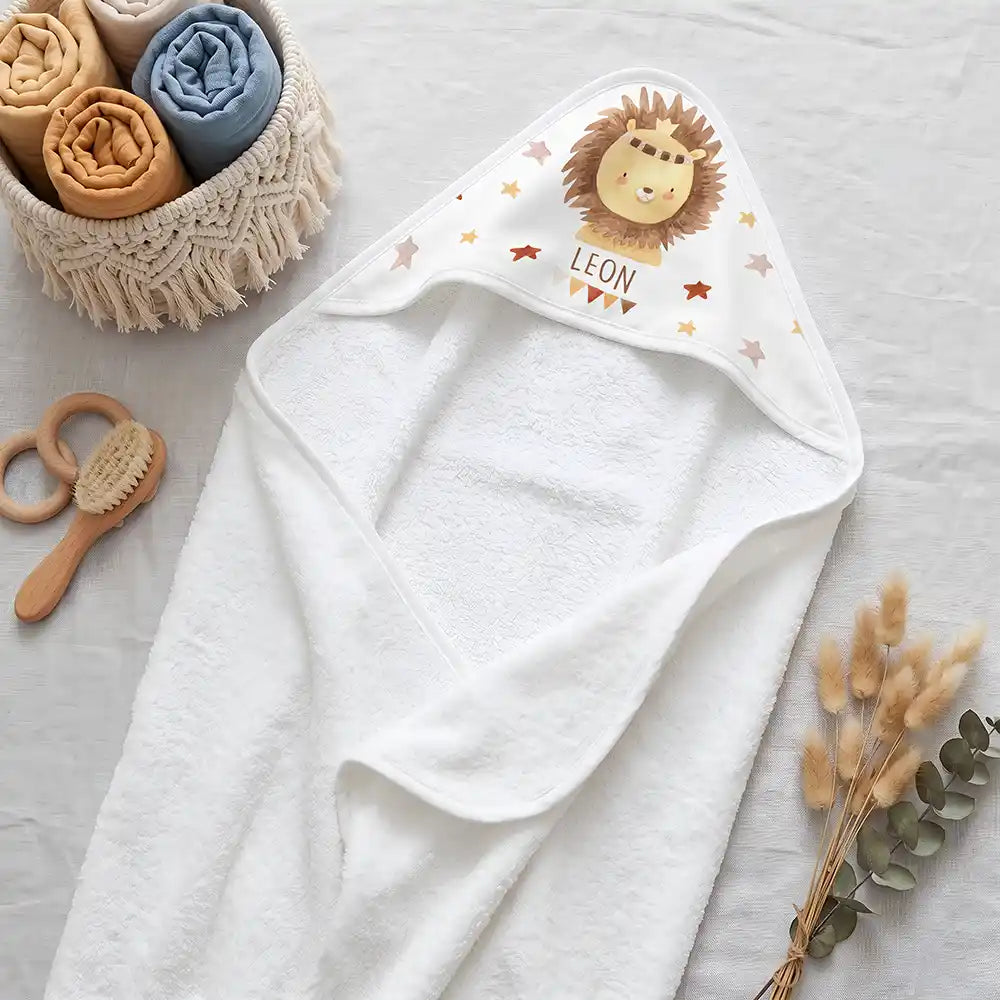 Personalisiertes Kapuzenhandtuch Baby Löwe Krone – Boho-Flatlay mit Pampasgras und Holzspielzeug