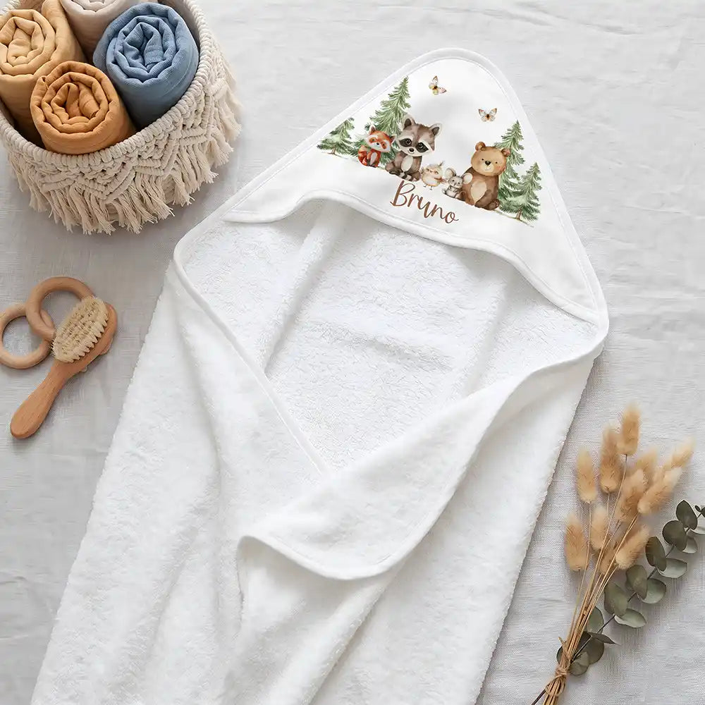 Personalisiertes Kapuzenhandtuch Baby Waldfreunde Bande – Boho-Flatlay mit Pampasgras und Holzspielzeug