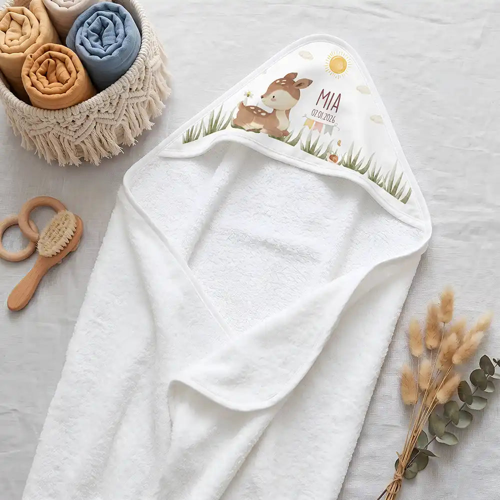 Personalisiertes Kapuzenhandtuch Baby Reh Geburtsdaten – Boho-Flatlay mit Pampasgras und Holzspielzeug