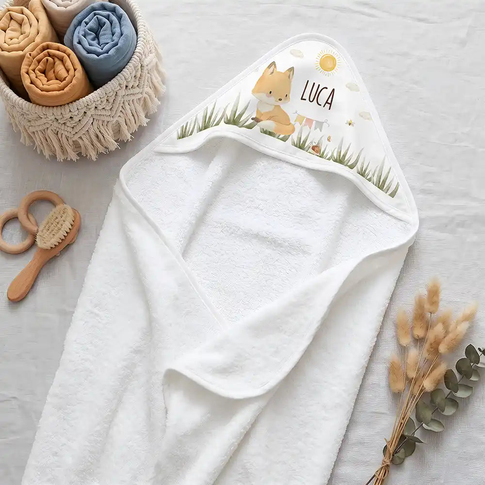 Personalisiertes Kapuzenhandtuch Baby Fuchs Wiese – Boho-Flatlay mit Pampasgras und Holzspielzeug