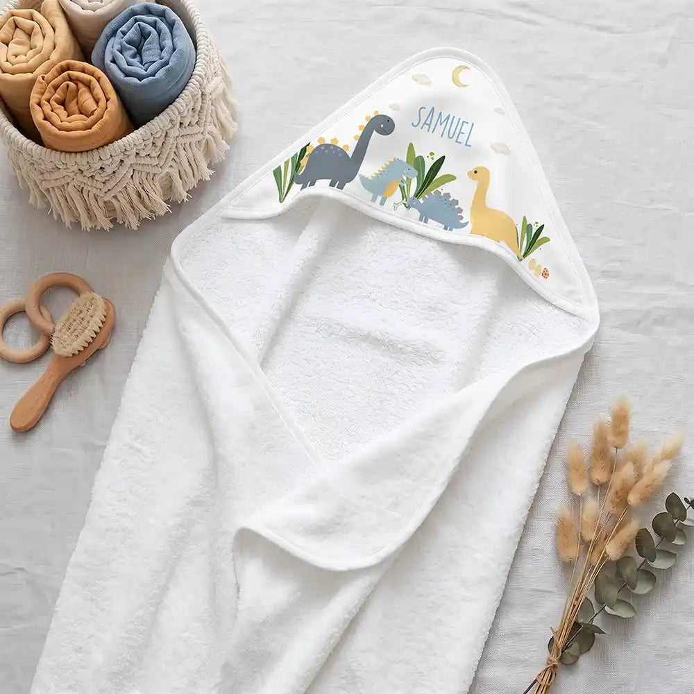 Personalisiertes Kapuzenhandtuch Baby Dinosaurier Mond – Boho-Flatlay mit Pampasgras und Holzspielzeug