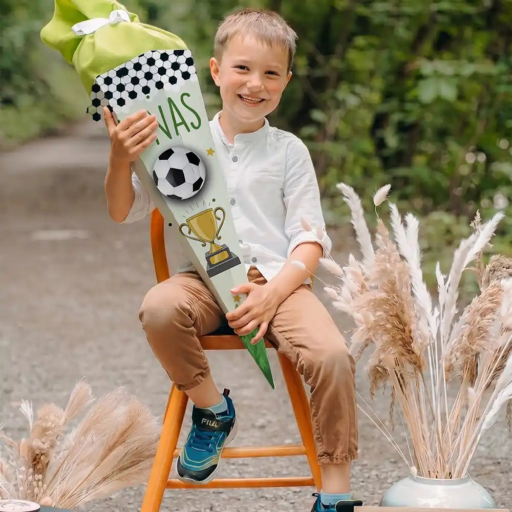 Schultüte personalisiert mit Name Fußball Pokal – Junge-Lifestyle zur Einschulung