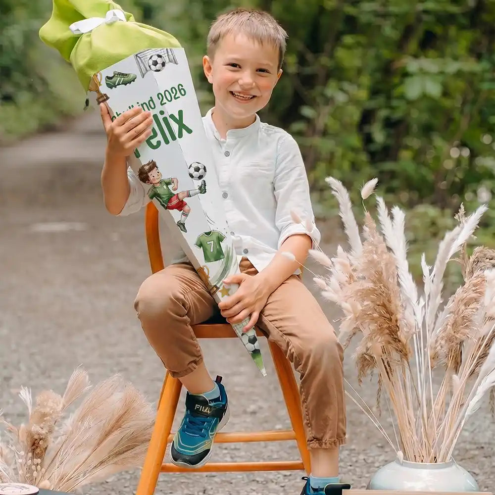 Schultüte personalisiert mit Name Fußballer Aktion – Junge-Lifestyle zur Einschulung