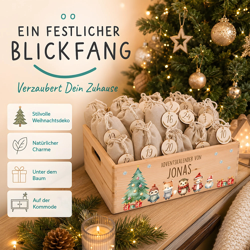 Adventskiste Tierfreunde als Weihnachtsdeko auf der Kommode neben dem Weihnachtsbaum