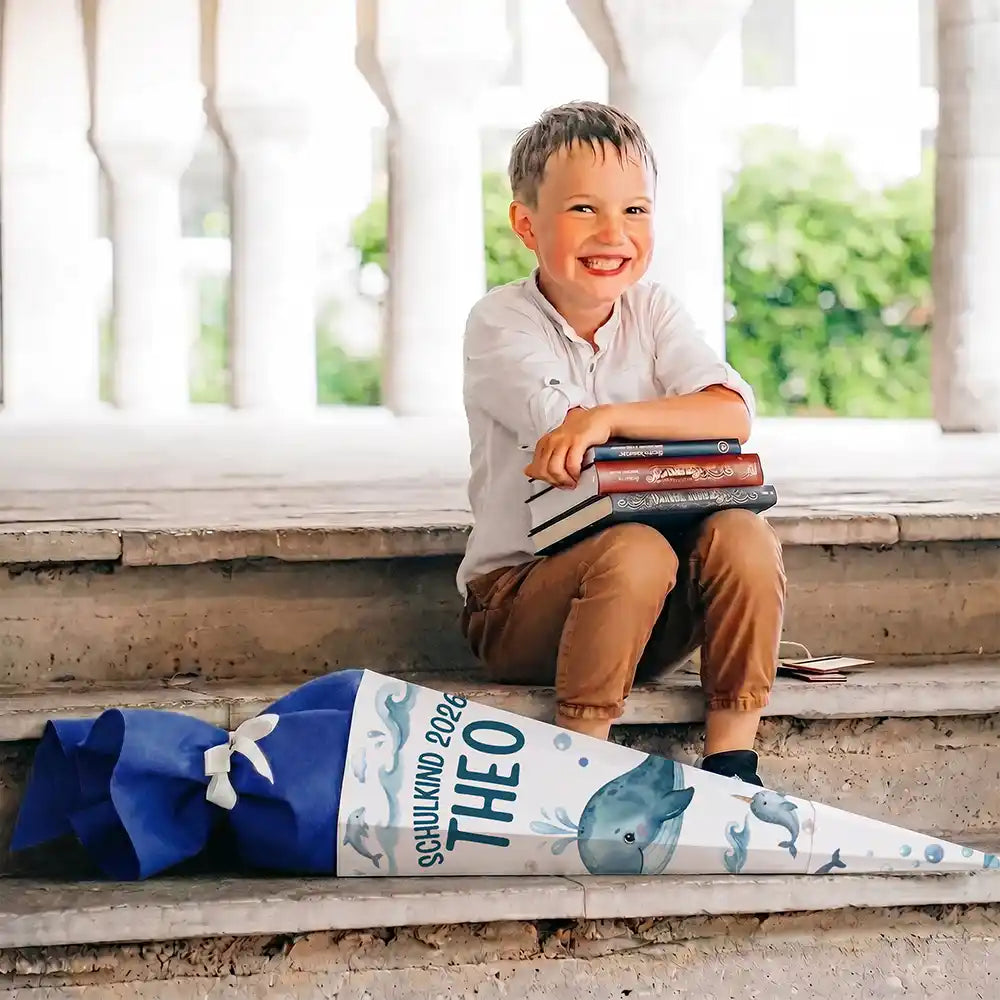 Schultüte personalisiert mit Name Wal & Narwal – Junge-Lifestyle auf der Treppe