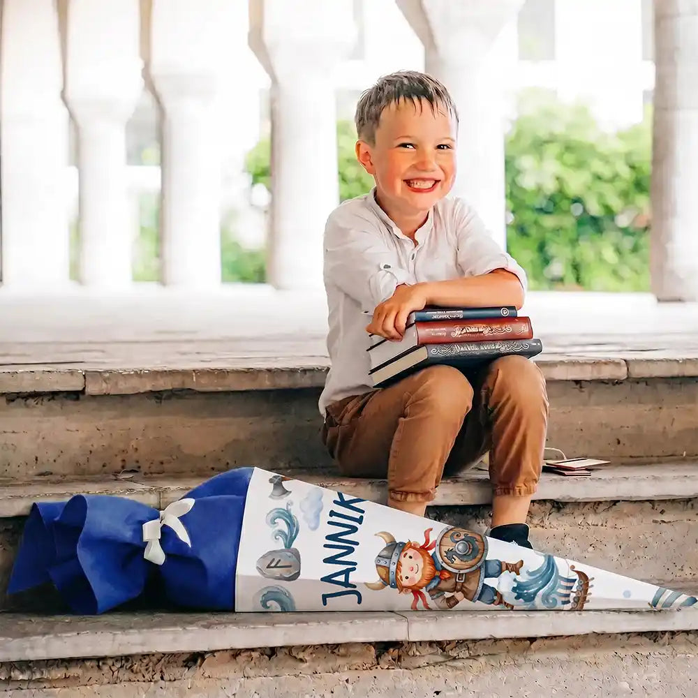 Schultüte personalisiert mit Name Wikinger – Junge-Lifestyle auf der Treppe