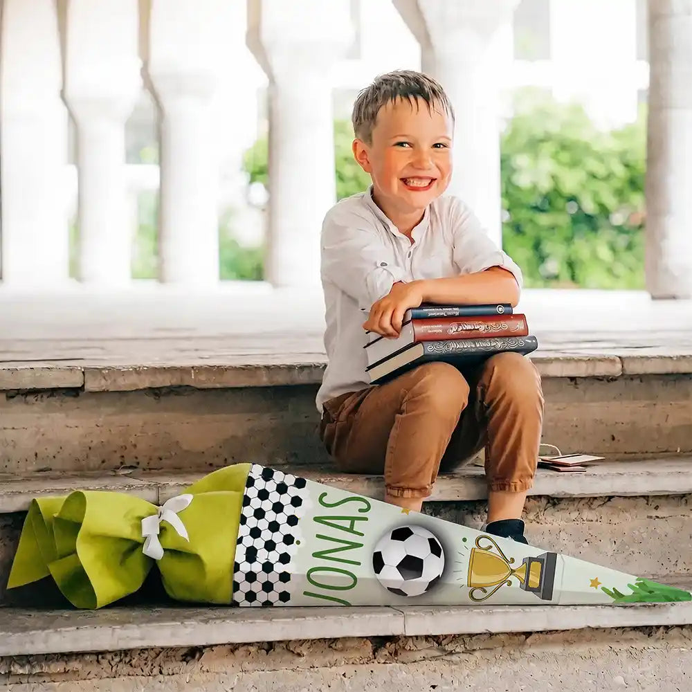 Schultüte personalisiert mit Name Fußball Pokal – Junge-Lifestyle auf der Treppe
