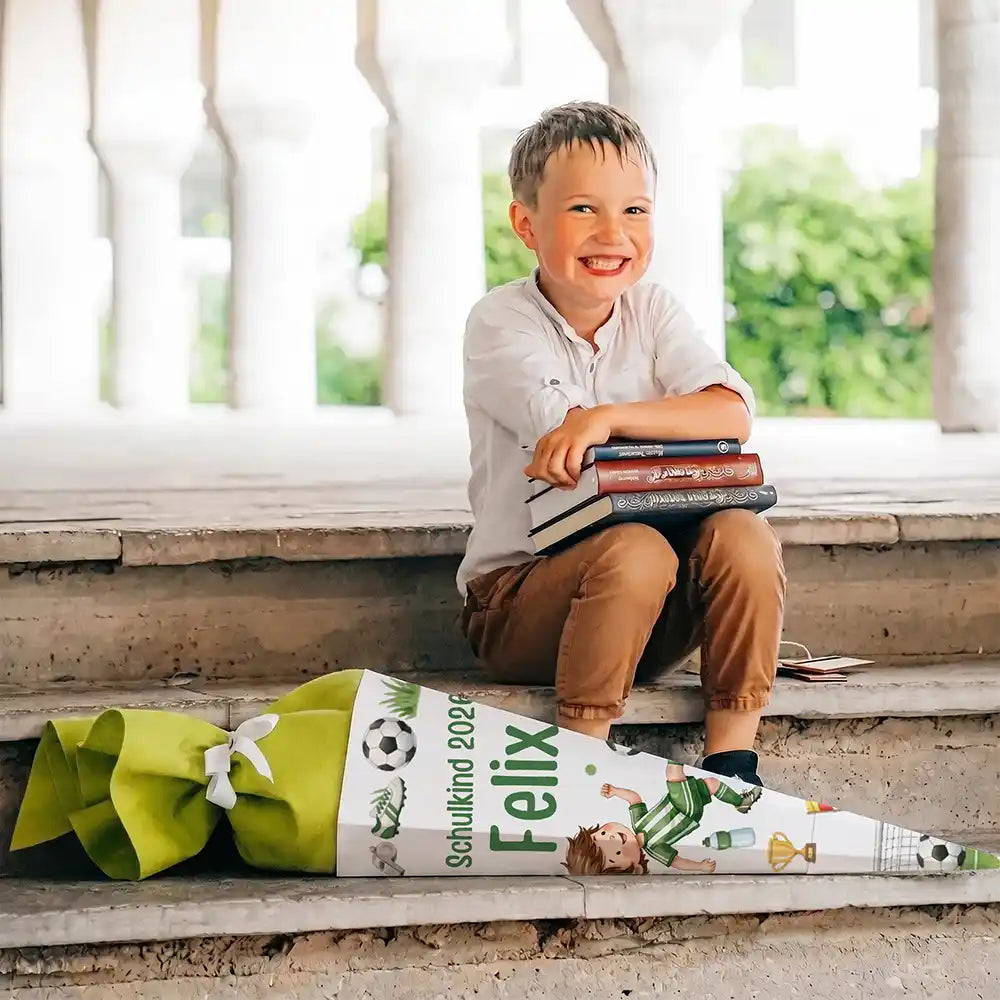 Schultüte personalisiert mit Name Fußballer Trikot – Junge-Lifestyle auf der Treppe