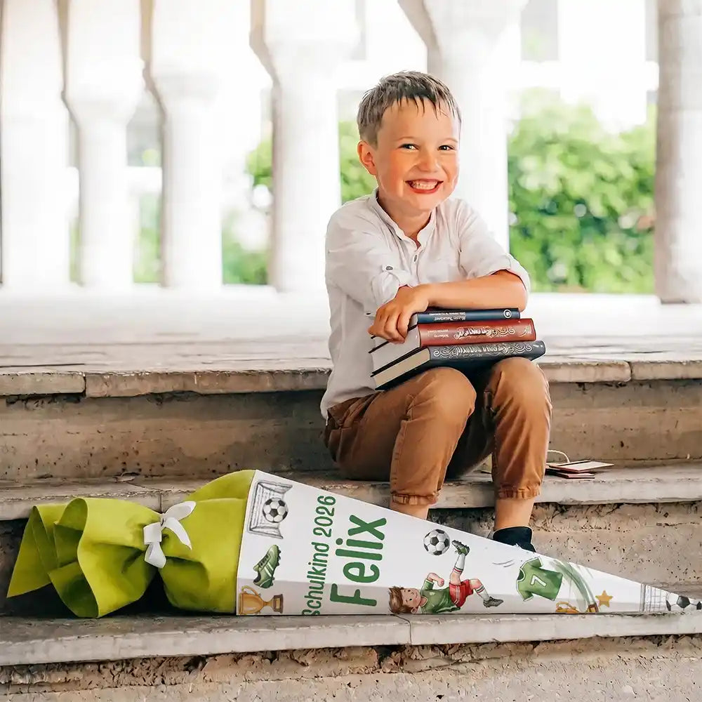 Schultüte personalisiert mit Name Fußballer Aktion – Junge-Lifestyle auf der Treppe
