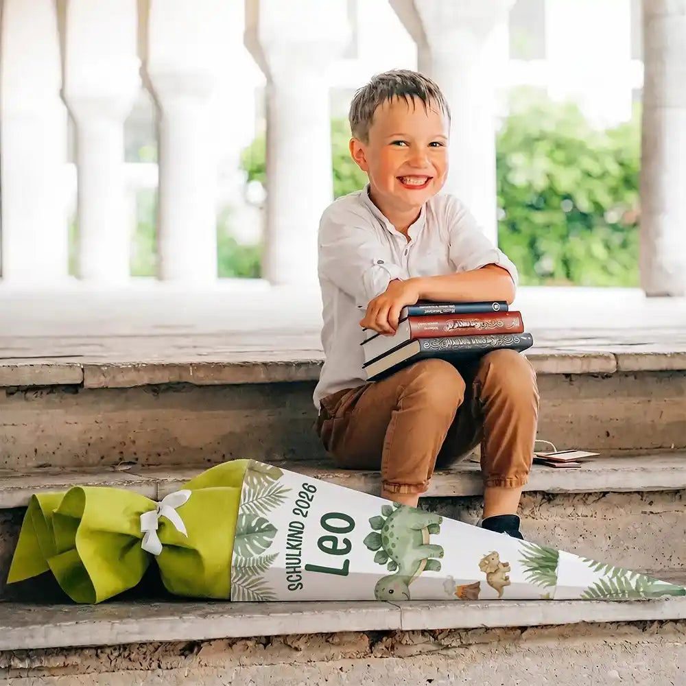 Schultüte personalisiert mit Name Dinosaurier – Junge-Lifestyle auf der Treppe
