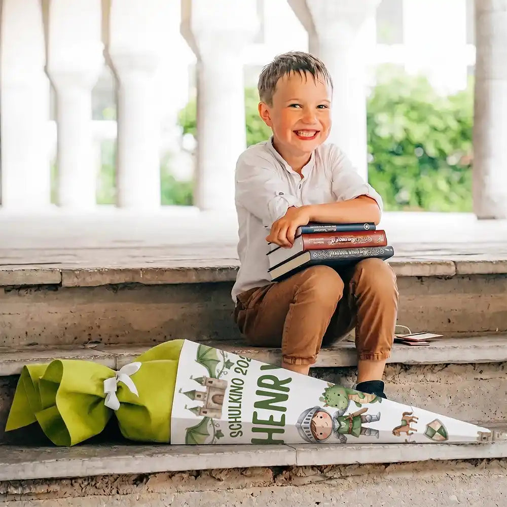 Schultüte personalisiert mit Name Ritter & Drache – Junge-Lifestyle auf der Treppe