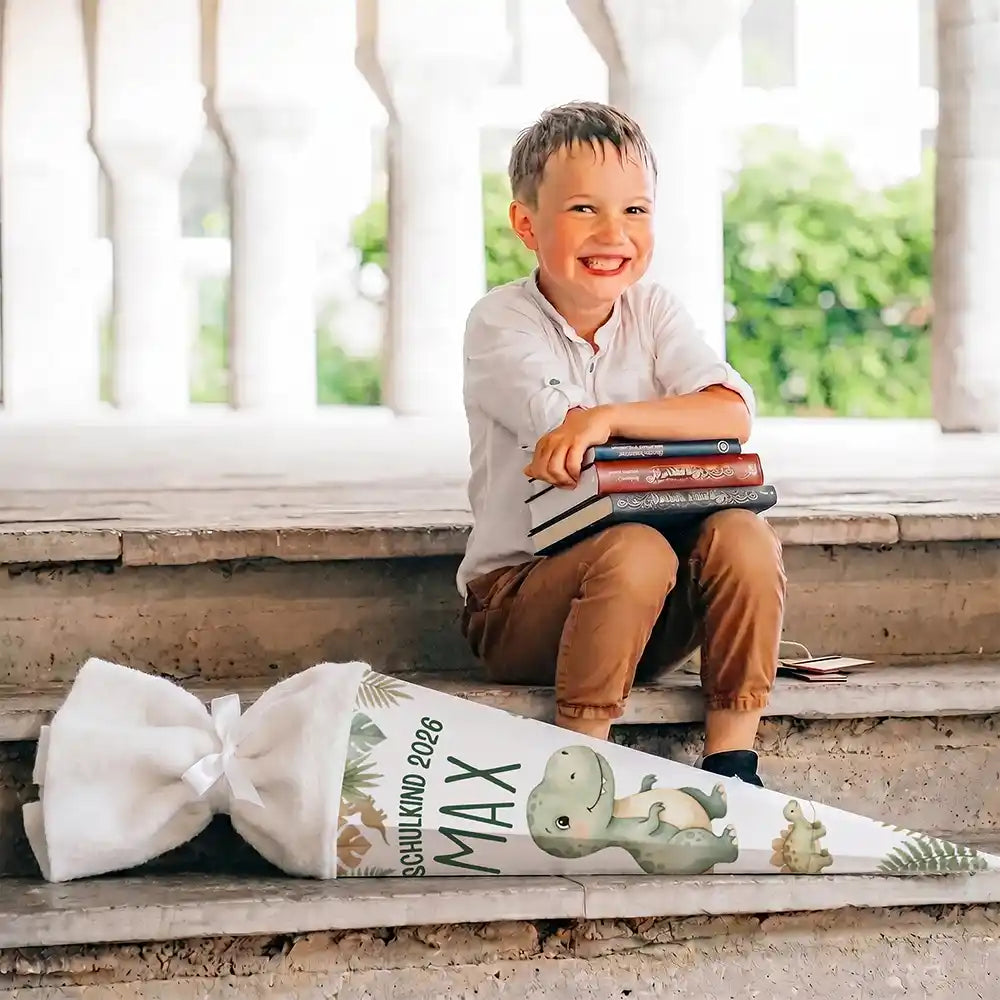 Schultüte personalisiert mit Name T-Rex Dinosaurier – Junge-Lifestyle auf der Treppe