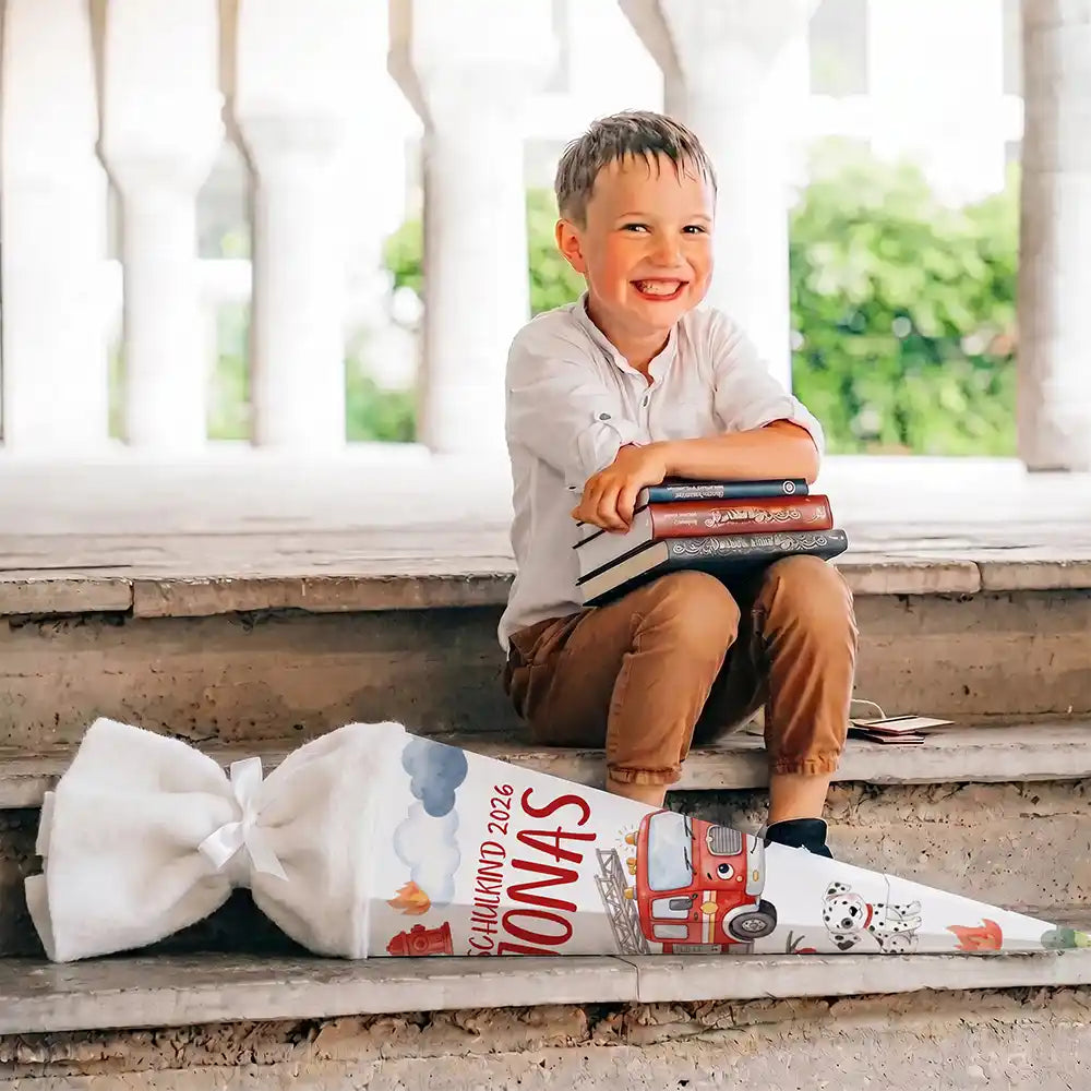 Schultüte personalisiert mit Name Feuerwehrauto – Junge-Lifestyle auf der Treppe