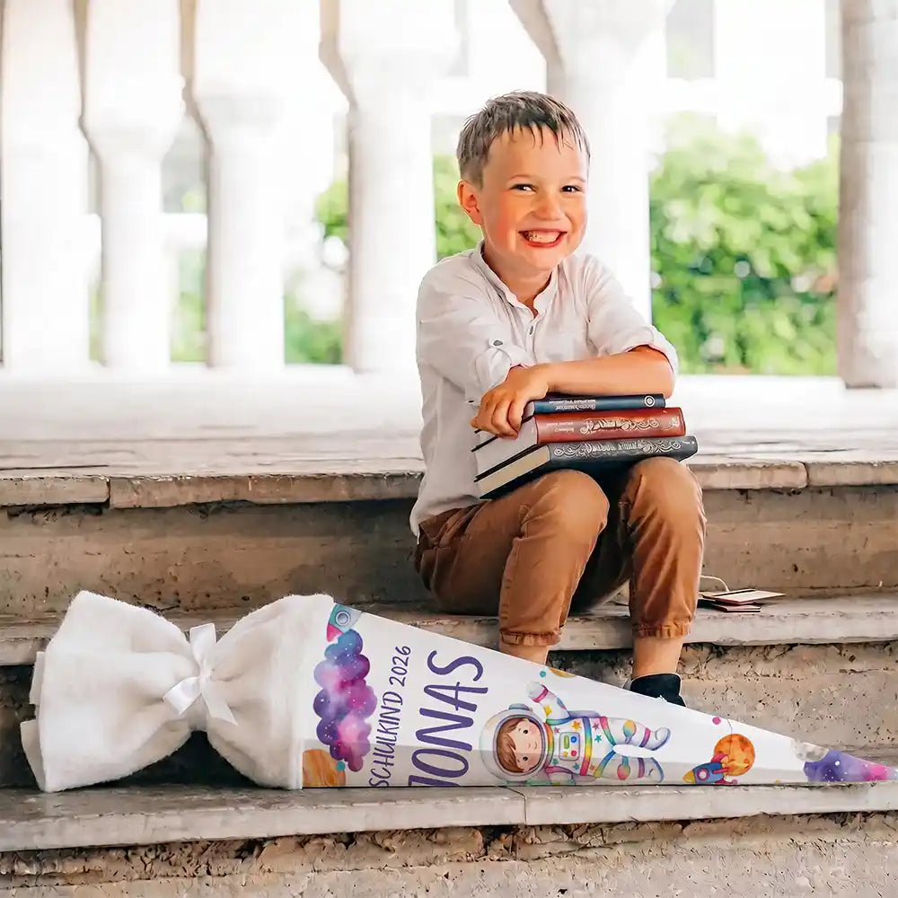 Schultüte personalisiert mit Name Astronaut Galaxie – Junge-Lifestyle auf der Treppe