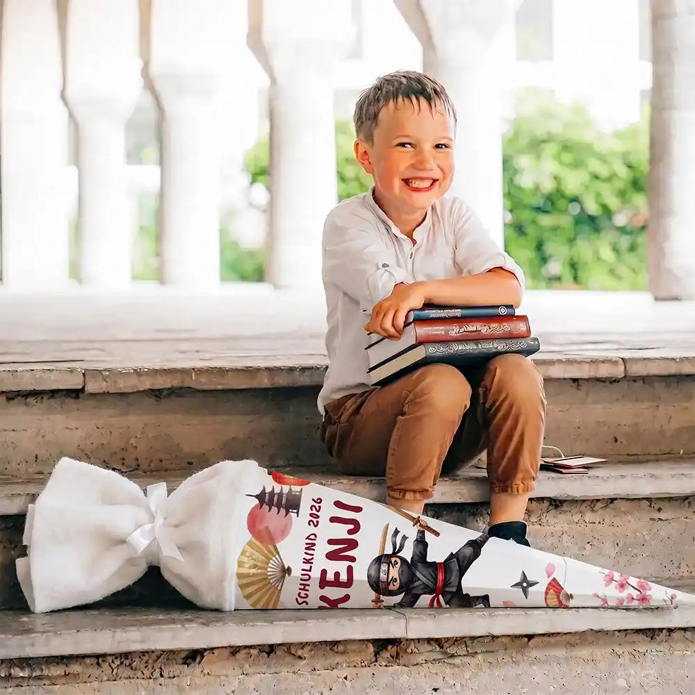 Schultüte personalisiert mit Name Ninja Japan – Junge-Lifestyle auf der Treppe