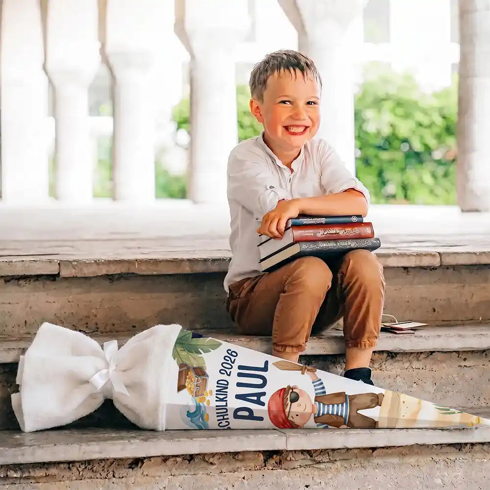 Schultüte personalisiert mit Name Pirat mit Schatz – Junge-Lifestyle auf der Treppe