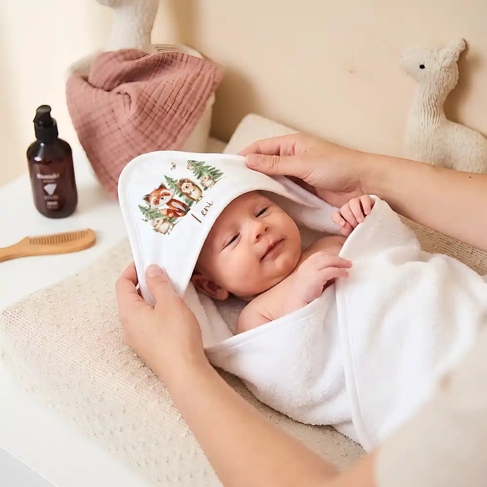 Personalisiertes Kapuzenhandtuch Baby Waldfreunde Tannen – Newborn-Geschenk auf dem Wickeltisch