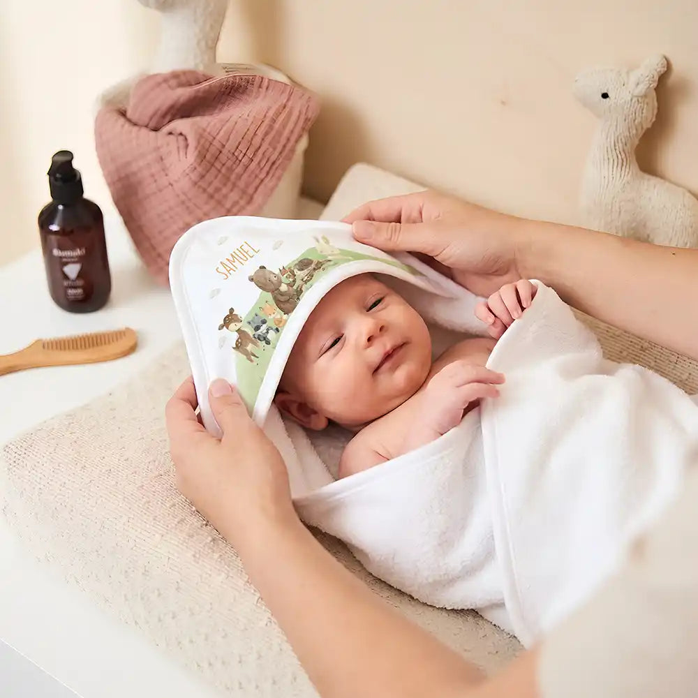 Personalisiertes Kapuzenhandtuch Baby Waldfreunde Hügel – Newborn-Geschenk auf dem Wickeltisch