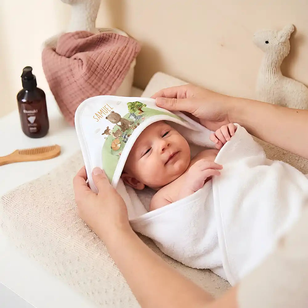 Personalisiertes Kapuzenhandtuch Baby Waldparade – Newborn-Geschenk auf dem Wickeltisch