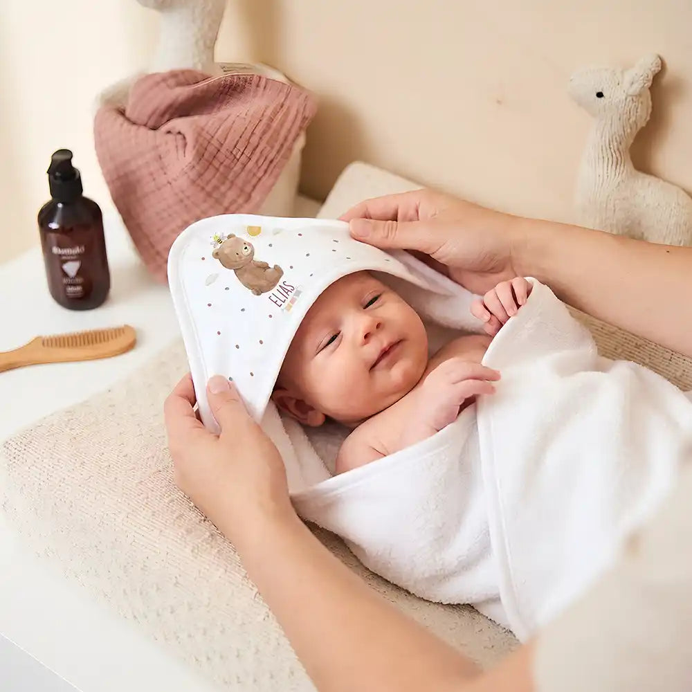 Personalisiertes Kapuzenhandtuch Baby Bär Sonne – Newborn-Geschenk auf dem Wickeltisch
