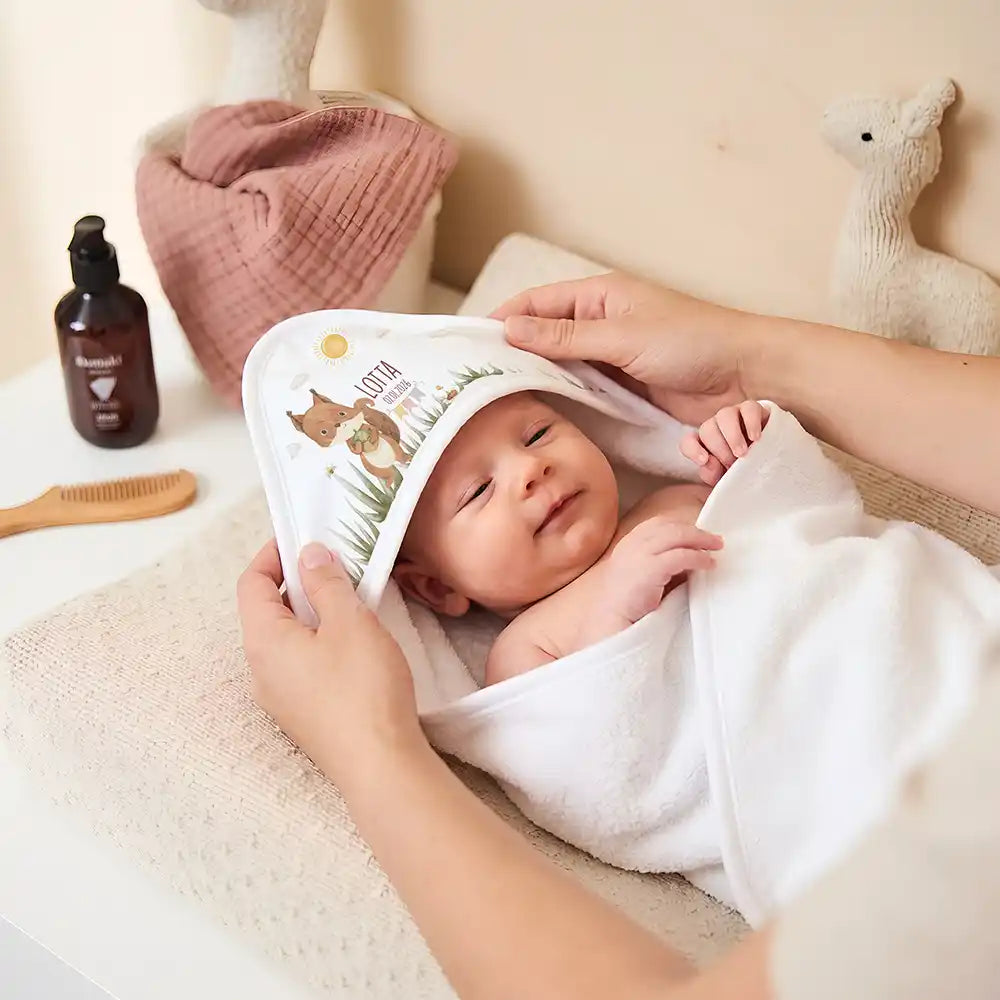 Personalisiertes Kapuzenhandtuch Baby Eichhörnchen Geburt – Newborn-Geschenk auf dem Wickeltisch