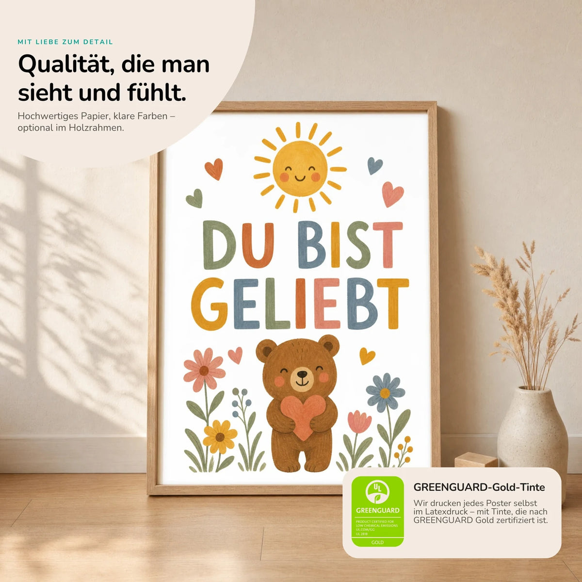 Kinderposter „Bär Du bist geliebt“ im Holzrahmen auf dem Regal – Poster mit Sprüchen fürs Kinderzimmer