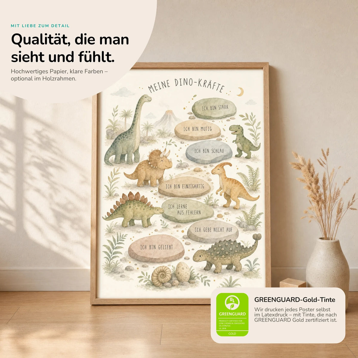 Kinderposter „Dino-Kräfte“ im Holzrahmen auf dem Regal – Poster mit Sprüchen fürs Kinderzimmer