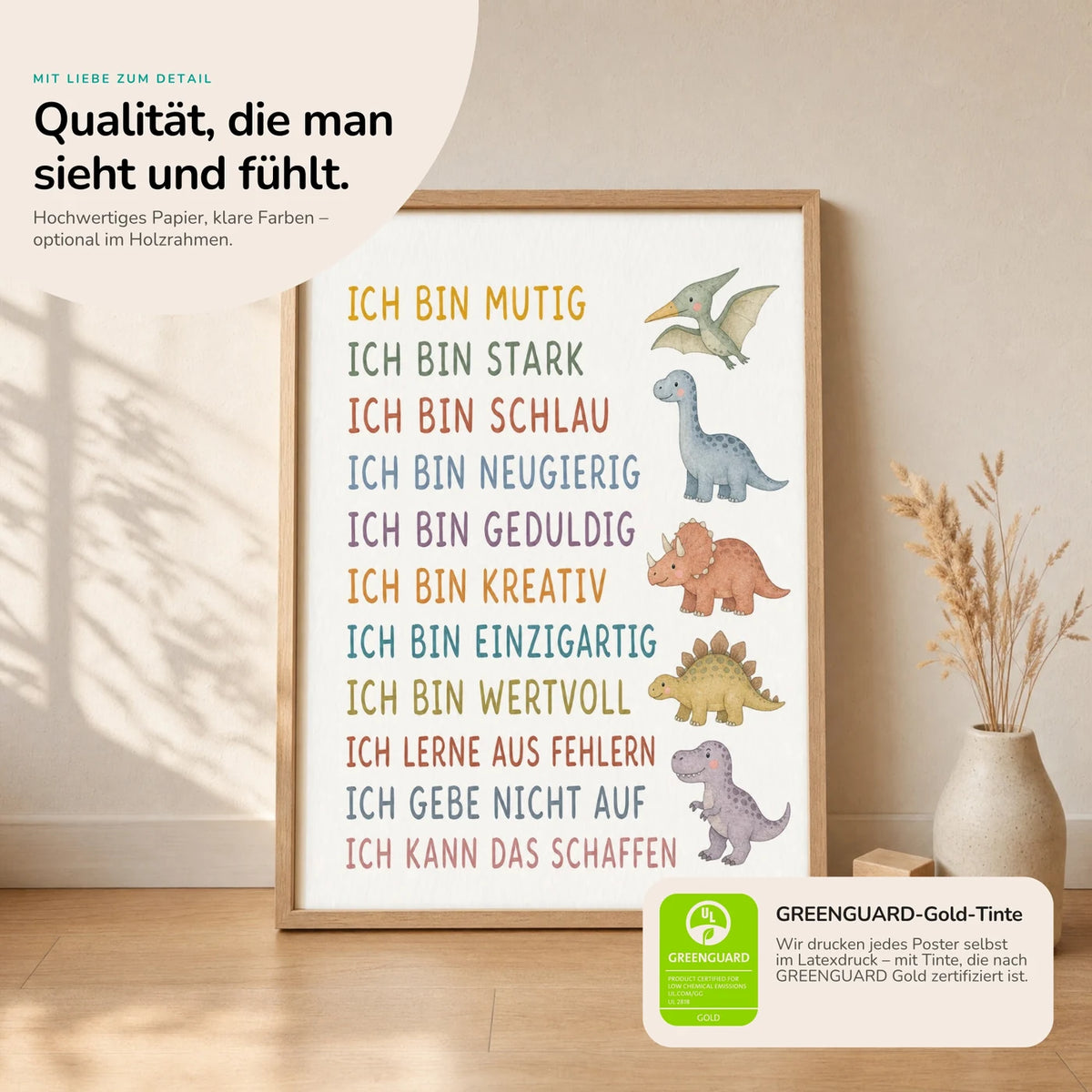 Kinderposter „Dinos“ im Holzrahmen auf dem Regal – Poster mit Sprüchen fürs Kinderzimmer