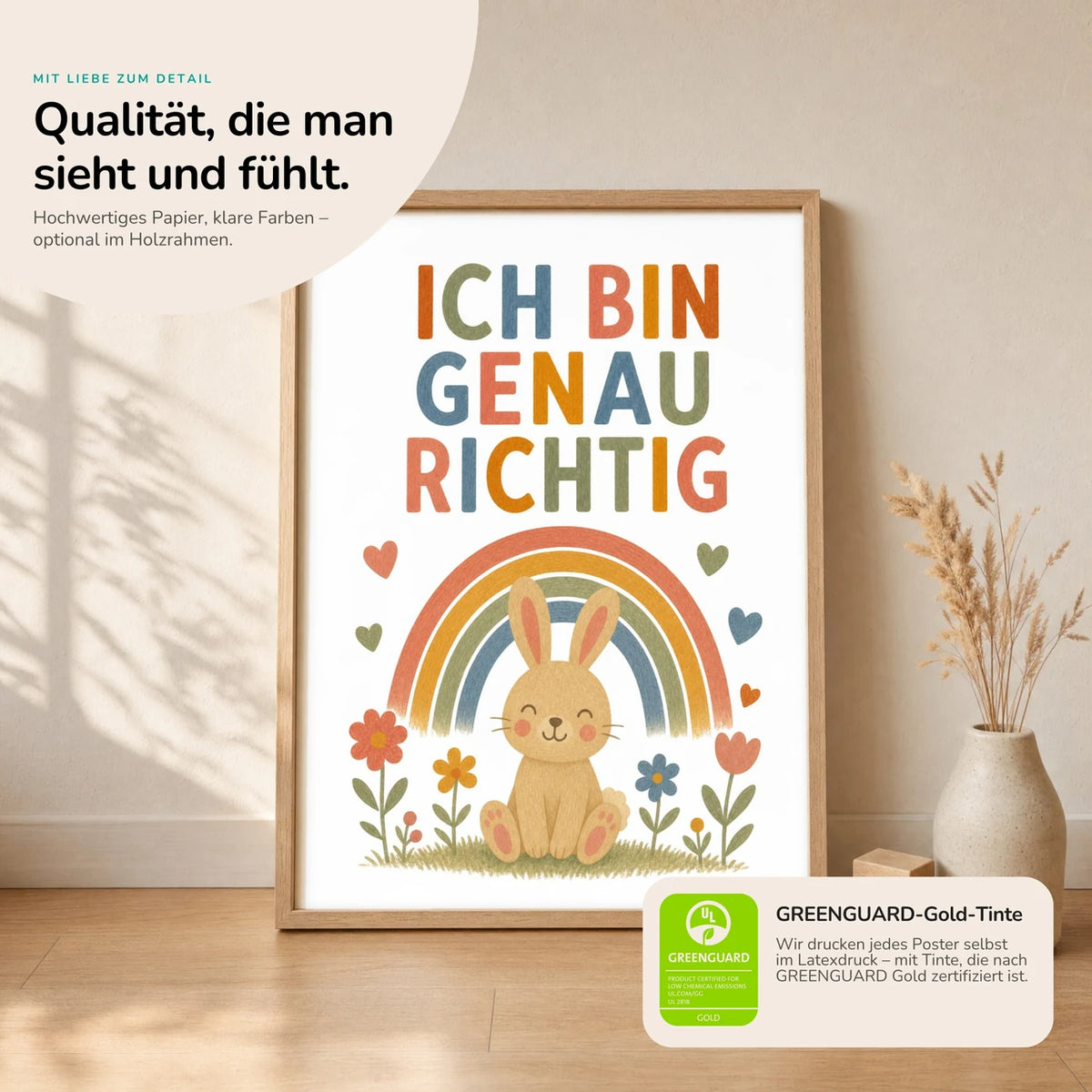 Kinderposter „Hase Ich bin genau richtig“ im Holzrahmen auf dem Regal – Poster mit Sprüchen fürs Kinderzimmer