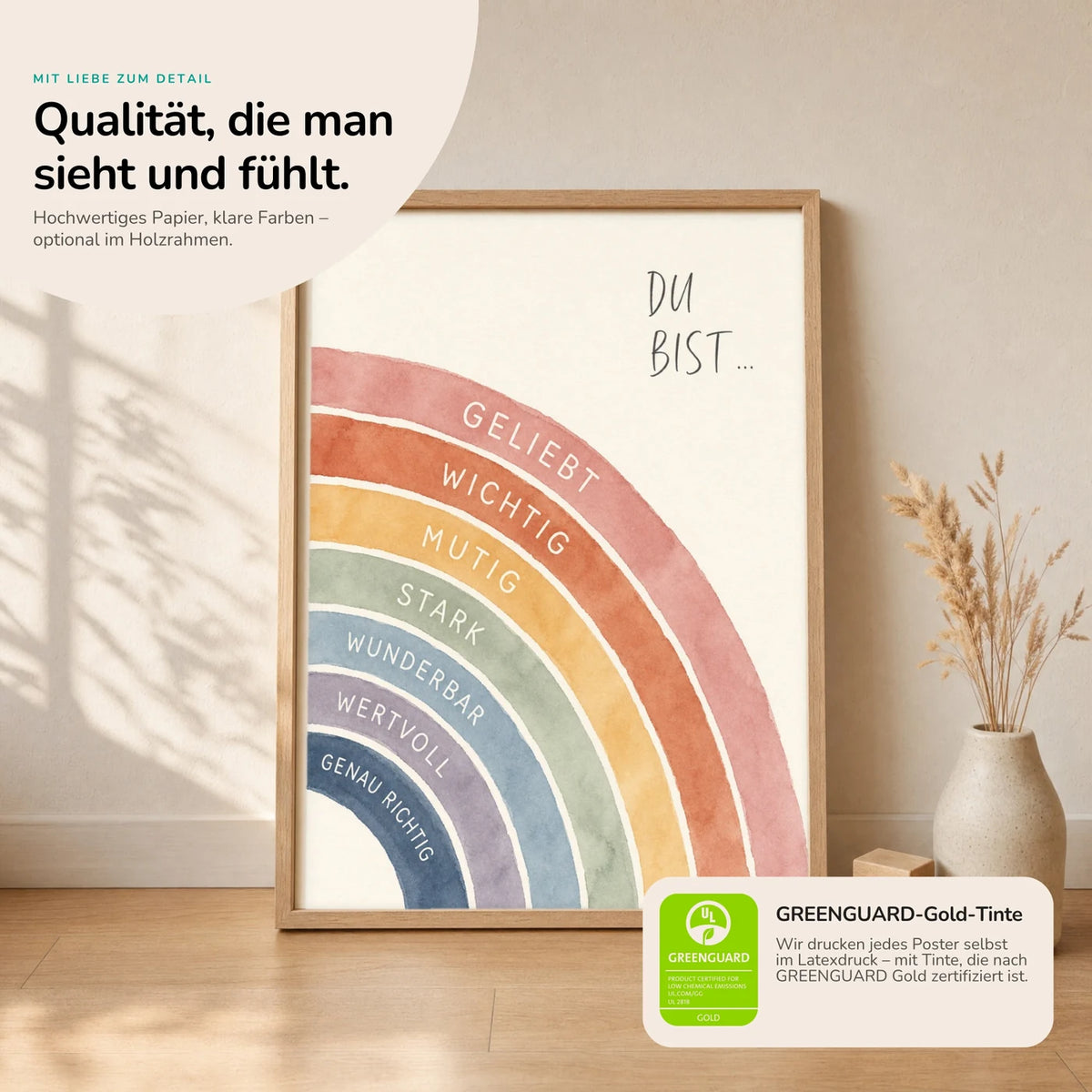 Kinderposter „Regenbogen Du bist“ im Holzrahmen auf dem Regal – Poster mit Sprüchen fürs Kinderzimmer