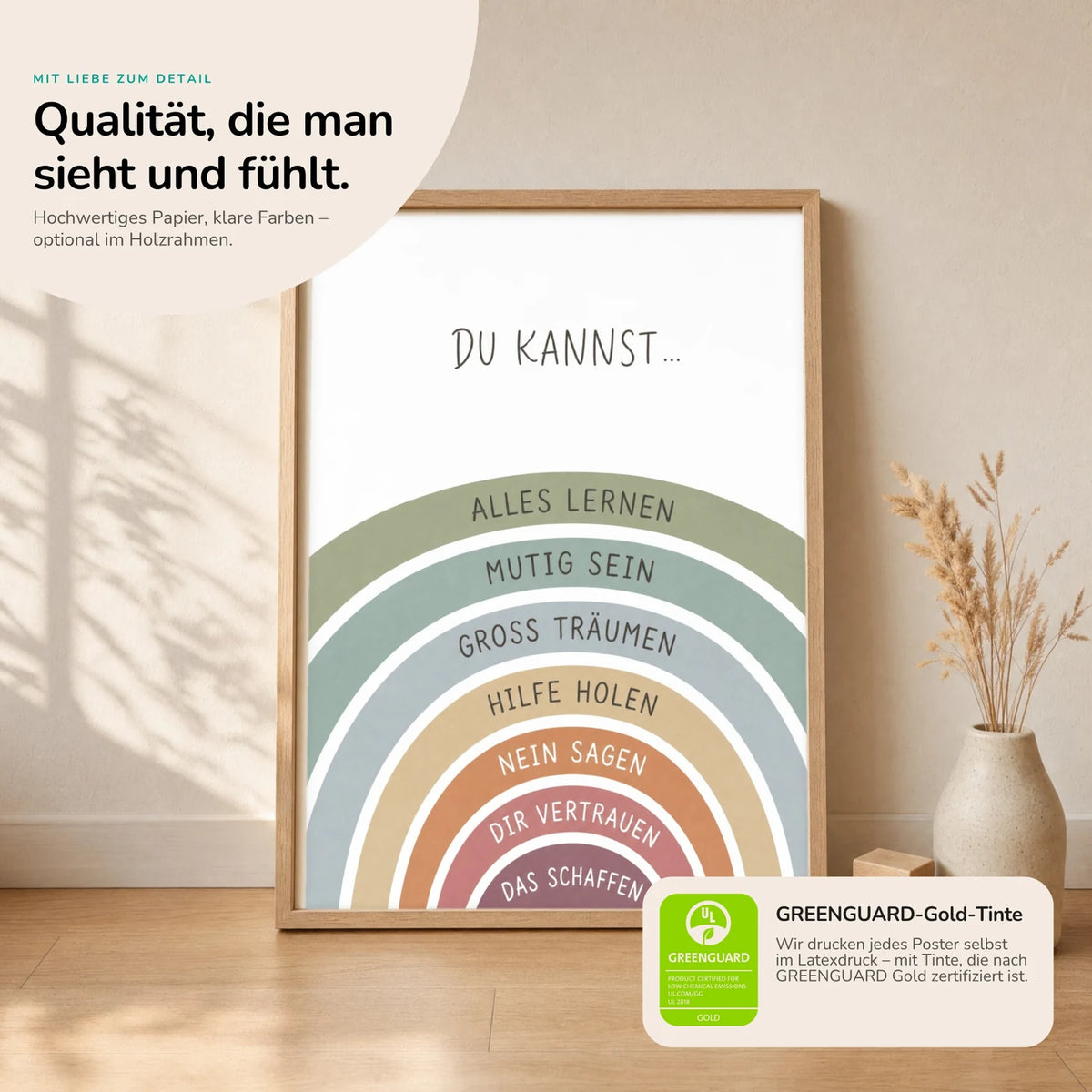Kinderposter „Regenbogen Du kannst“ im Holzrahmen auf dem Regal – Poster mit Sprüchen fürs Kinderzimmer