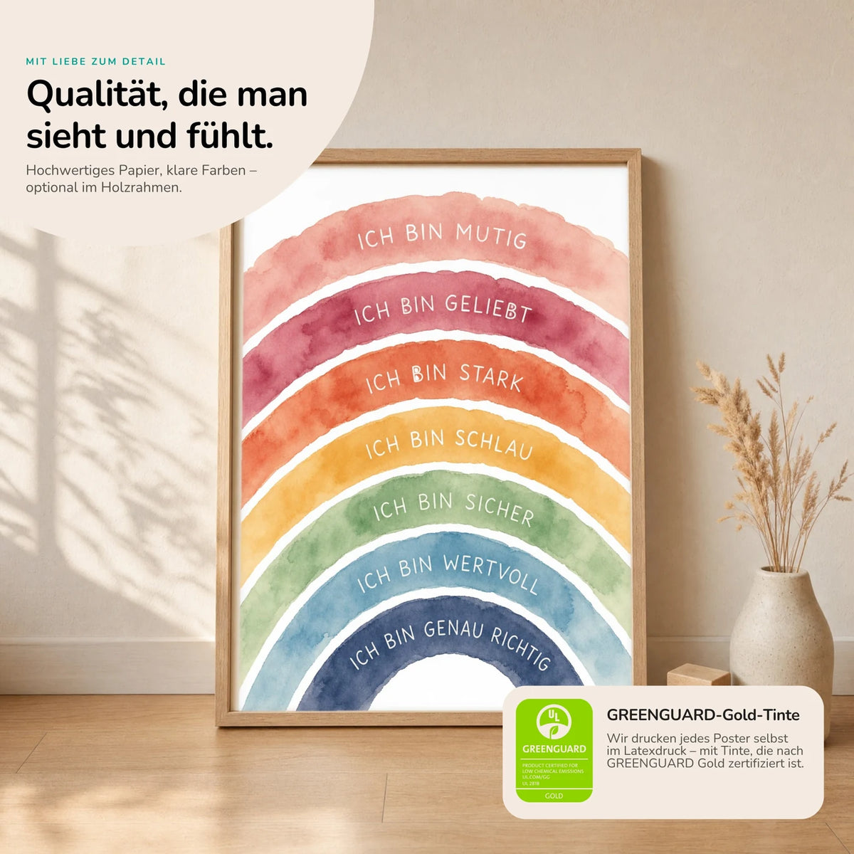 Kinderposter „Regenbogen Ich bin bunt“ im Holzrahmen auf dem Regal – Poster mit Sprüchen fürs Kinderzimmer