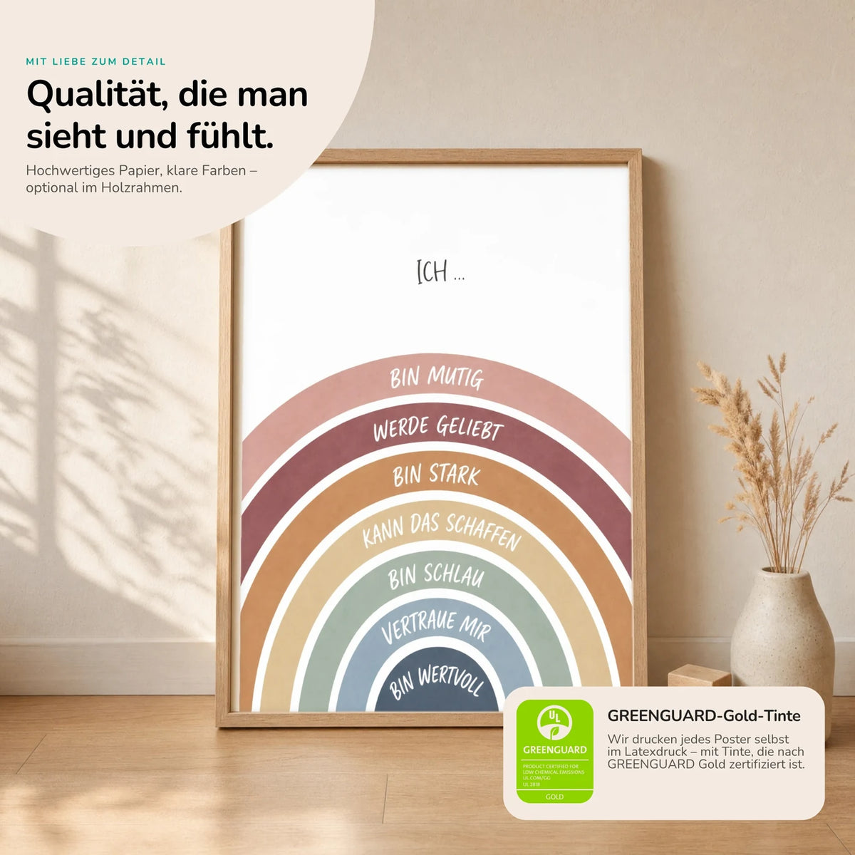Kinderposter „Regenbogen Ich bin mutig“ im Holzrahmen auf dem Regal – Poster mit Sprüchen fürs Kinderzimmer